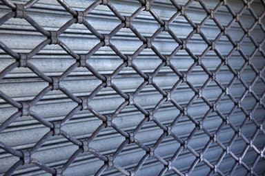 Voir nos services de Remplacer / installer un rideau métallique