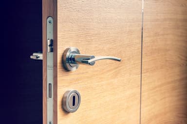 Voir nos services de Réparer une porte