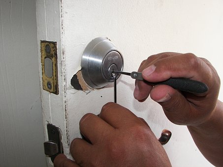 Comment ouvrir une ancienne serrure de porte sans clé ?